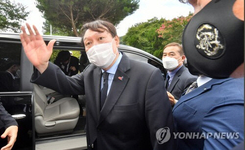 대선 예비후보인 윤석열 전 검찰총장이 17일 오전 광주 북구 5·18 구묘역(민족민주열사묘역)을 참배하고 떠나며 손을 흔들고 있다.  연합뉴스